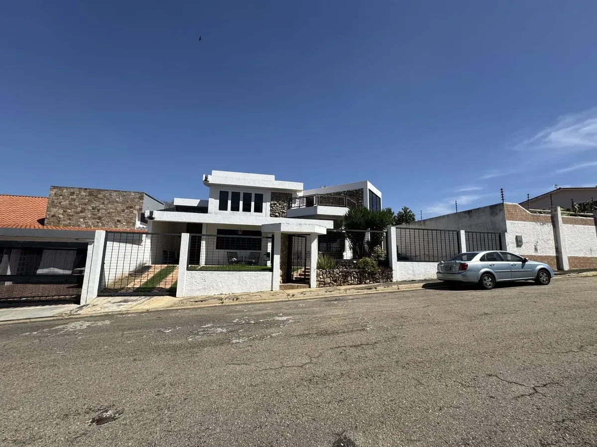 Casa moderna en zona residencial de Venezuela