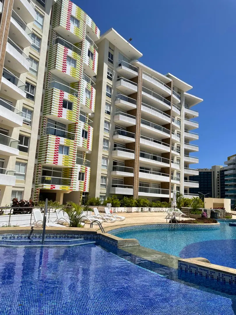 Vivienda con piscina en zona costera venezolana