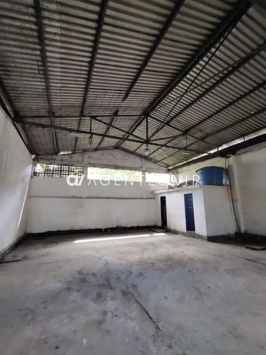 Galpón comercial de 320 m² sobre Av Raúl Leoni, Maturín — 2 plantas, 4 oficinas, 5 baños, cerco electrónico y a pie de calle